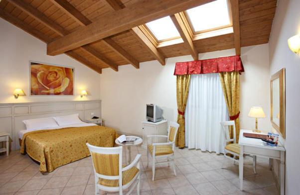 Hotel Gabarda Carpi Cameră foto