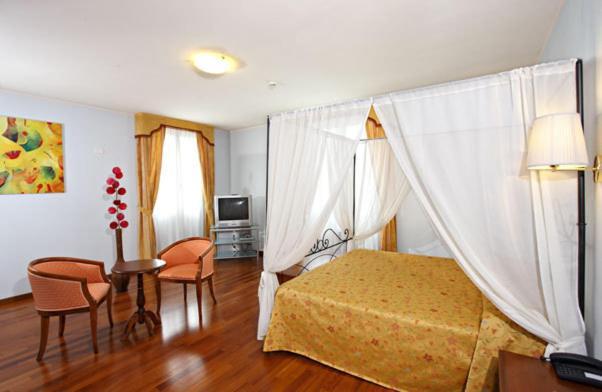 Hotel Gabarda Carpi Cameră foto